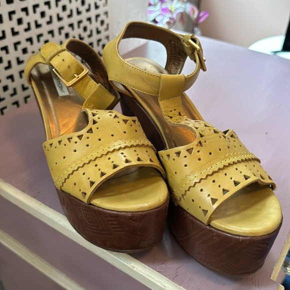 Cynthia Vincent - Wedge Sandals, Yellow, Size 8 - Picture 2 of 6